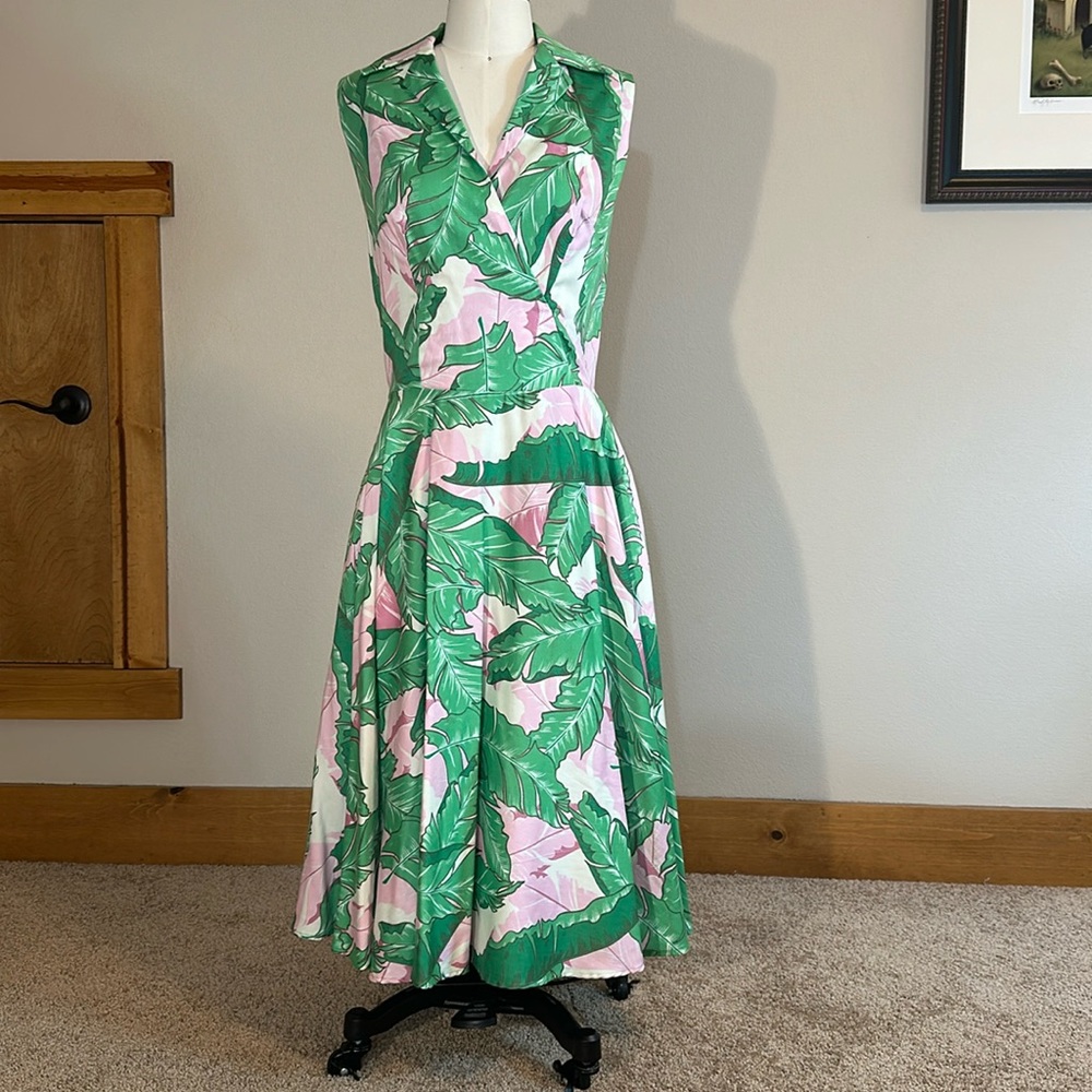 Palm leaf print shirt dress 
Comes with belt.